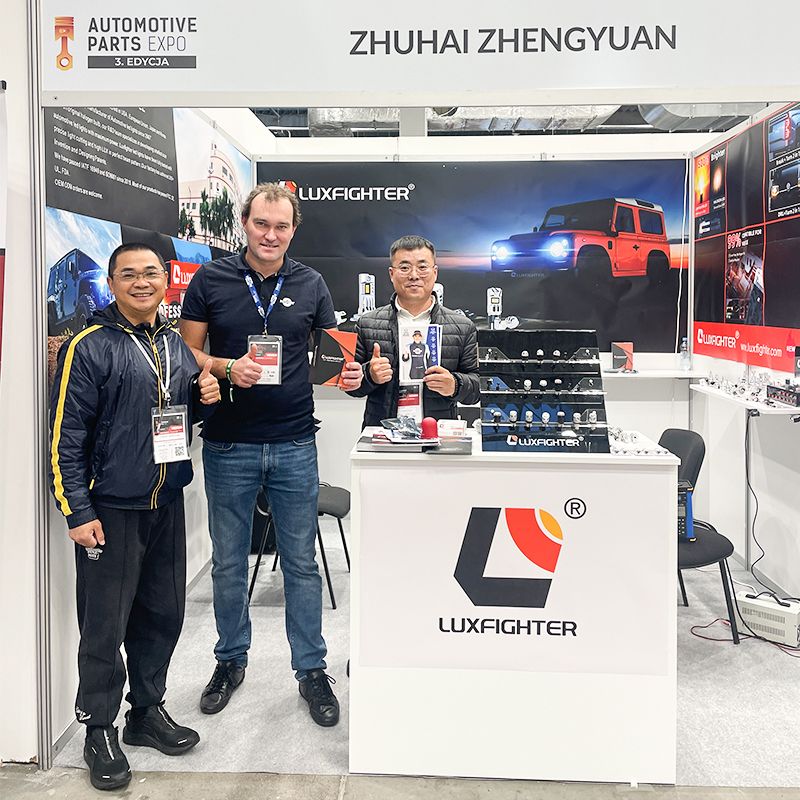 LUXFIGHTER LED světlomety a mlhová světla AUTOMOBILOVÉ DÍLY Expo se těší širokému uznání